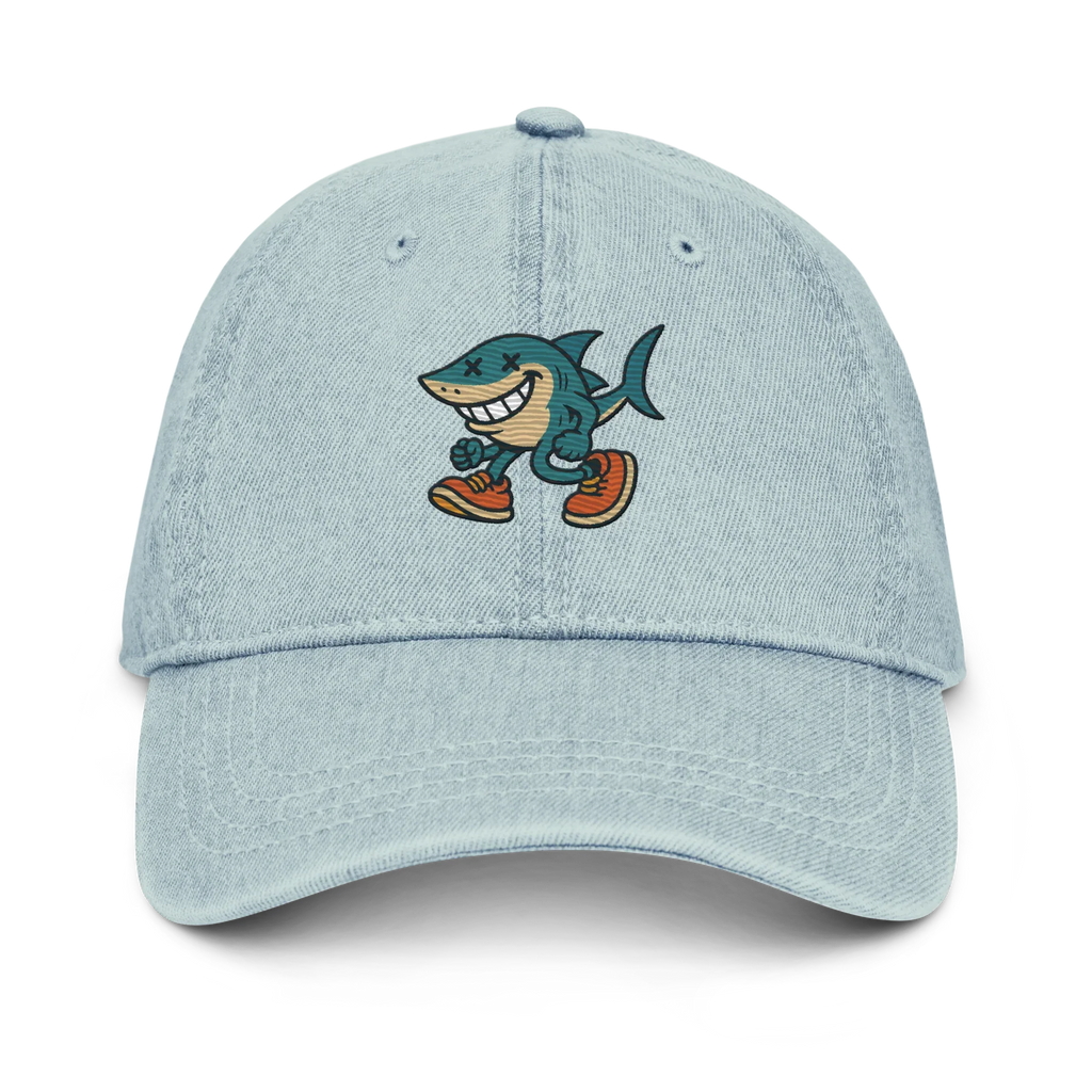 Gorra denim azul claro Doozy Headwear con dibujo de tiburón sonriente y zapatillas naranjas