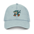 Gorra denim azul claro Doozy Headwear con dibujo de tiburón sonriente y zapatillas naranjas
