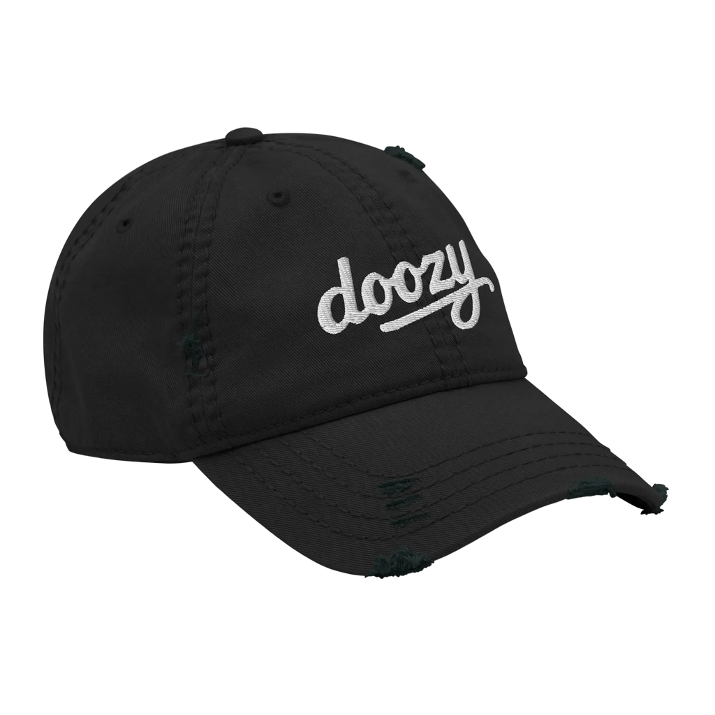 Gorra negra Doozy Headwear con logo bordado blanco y detalles desgastados, estilo urbano.
