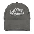 Gorra tipo dad hat gris carbón Doozy Originals con letras bordadas y efecto desgastado