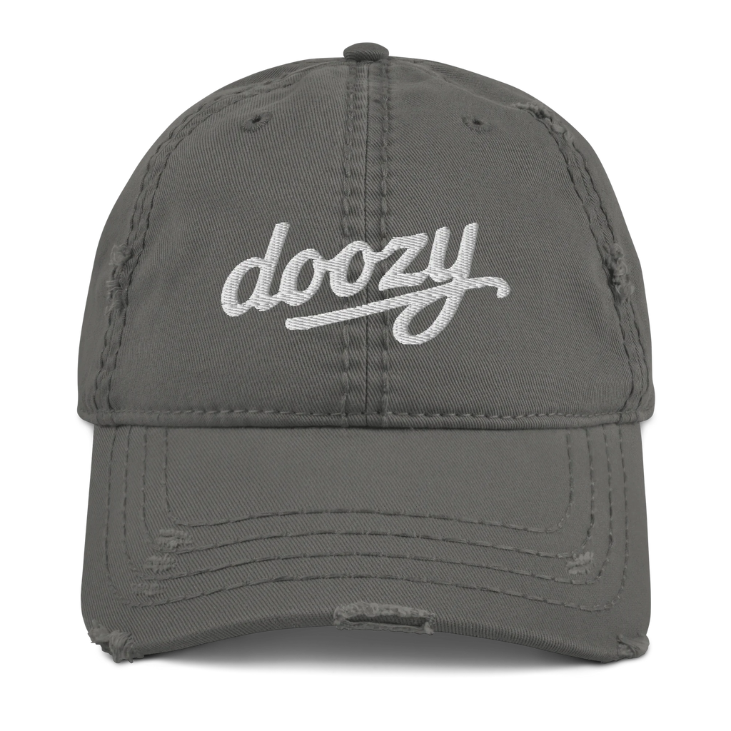 Gorra gris oscuro Doozy Headwear estilo vintage con logo bordado blanco al frente