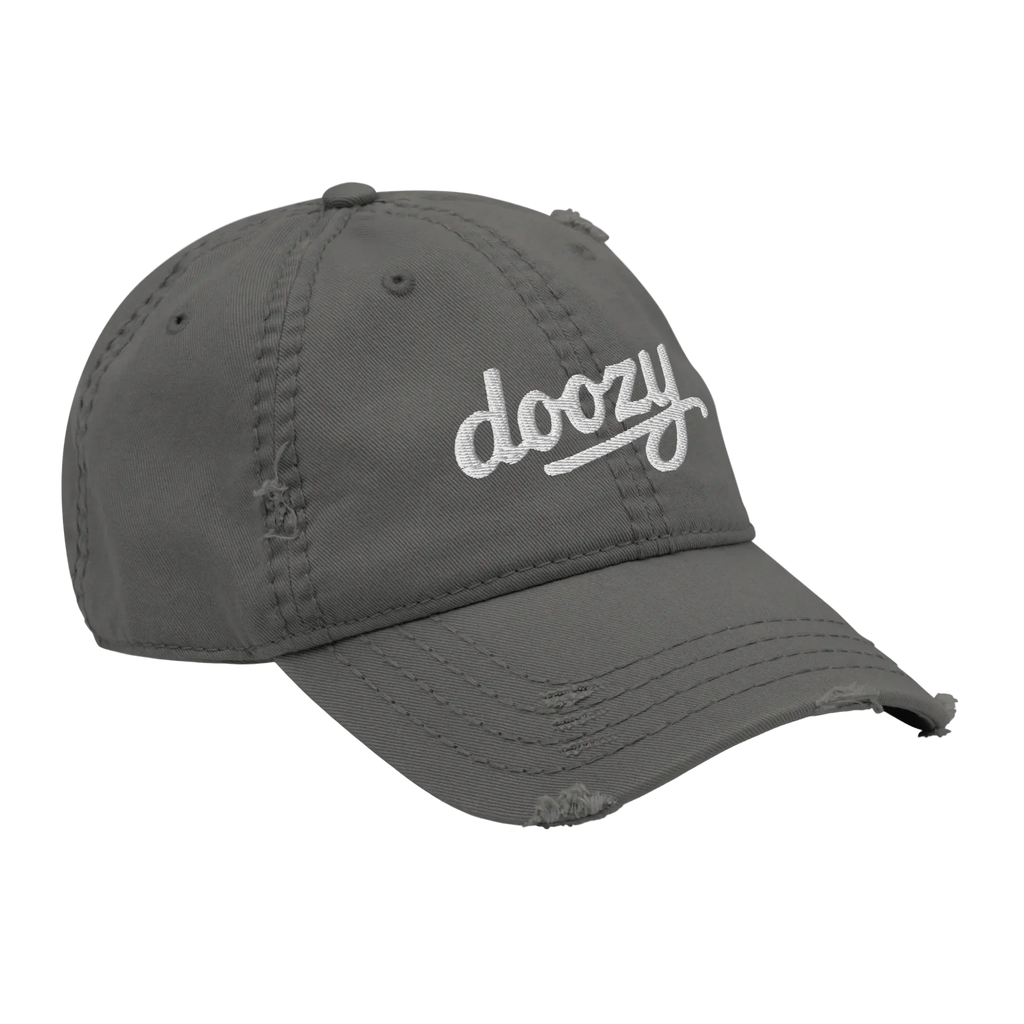 Gorra gris desgastada Doozy Headwear con logo bordado blanco, estilo urbano moderno