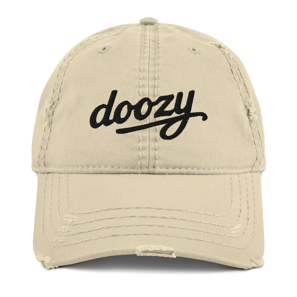Gorra khaki desgastada Doozy Headwear con logo negro bordado en la parte frontal