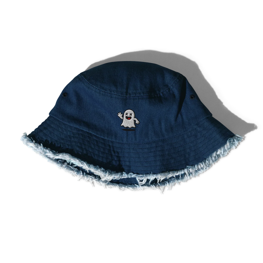 Sombrero bucket de mezclilla azul Doozy Headwear con borde deshilachado y parche de fantasma