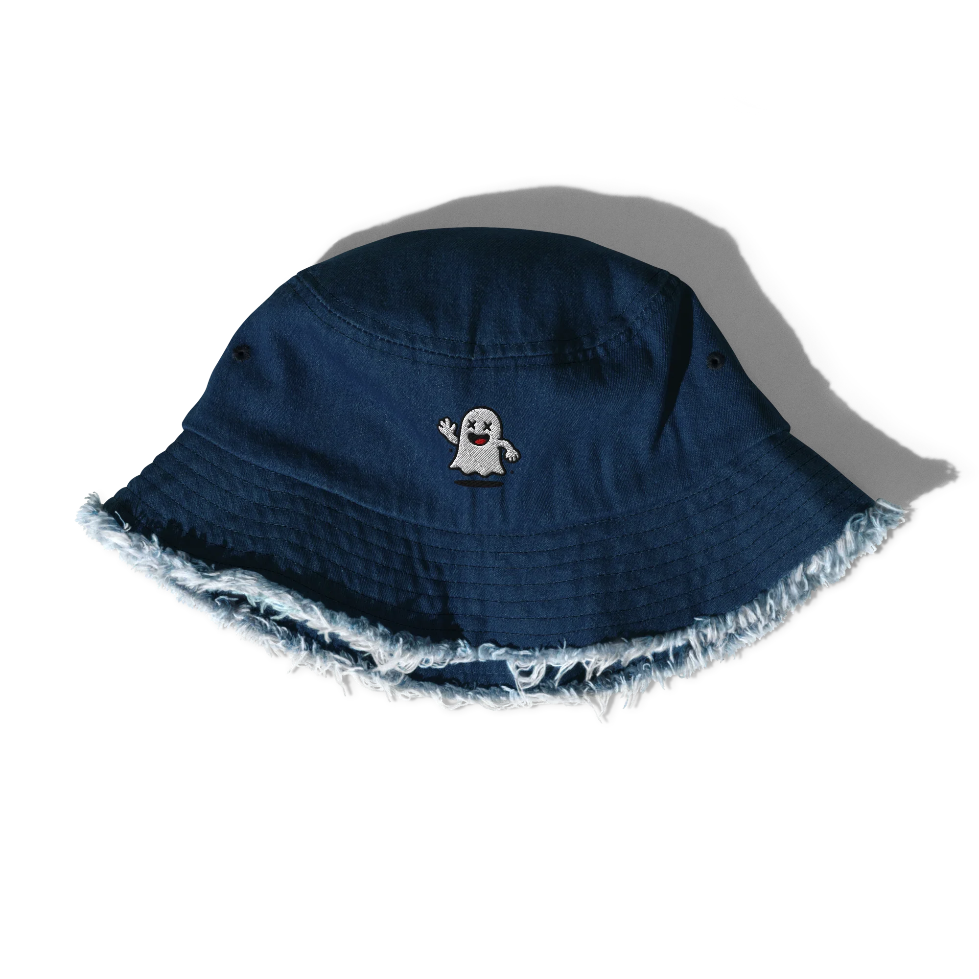 Sombrero bucket de mezclilla azul Doozy Headwear con borde deshilachado y parche de fantasma