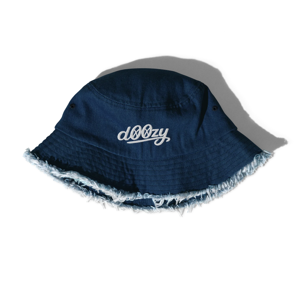 Sombrero bucket de mezclilla azul Doozy Headwear con borde deshilachado y logo dOOzy