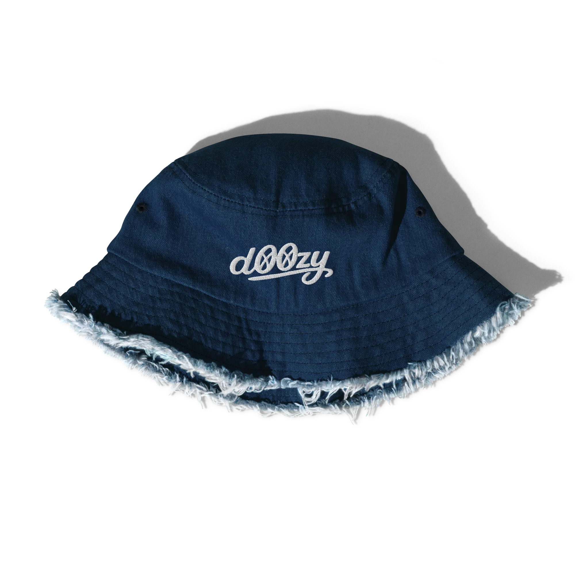Sombrero bucket de mezclilla azul Doozy Headwear con borde deshilachado y logo dOOzy