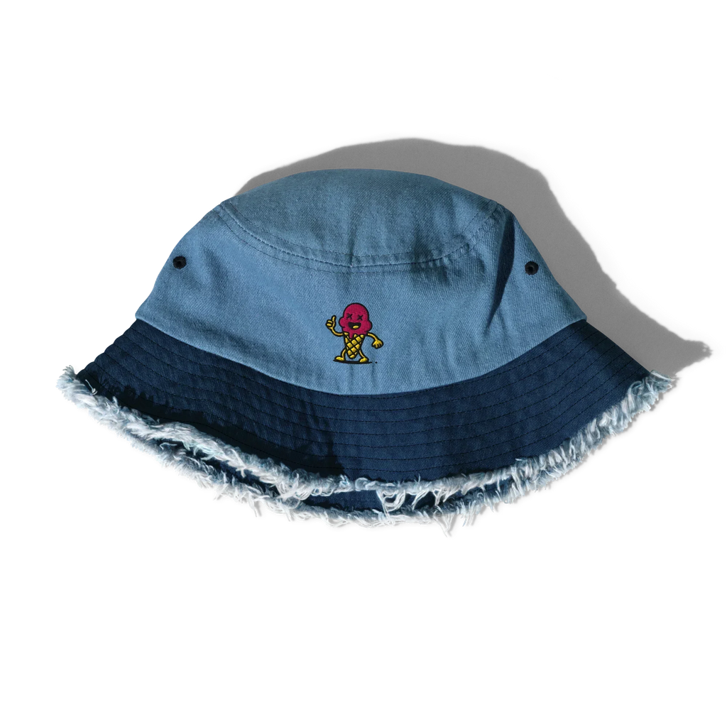 Sombrero bucket de mezclilla azul desgastado Doozy Headwear con borde deshilachado y logo de helado animado al frente.