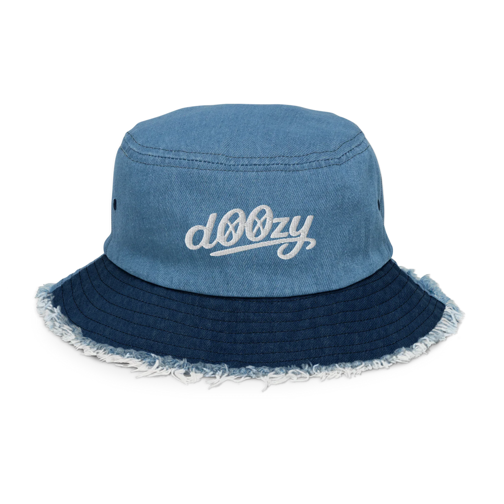 Sombrero tipo bucket de mezclilla azul claro y oscuro, con logo Doozy bordado, estilo desgastado.