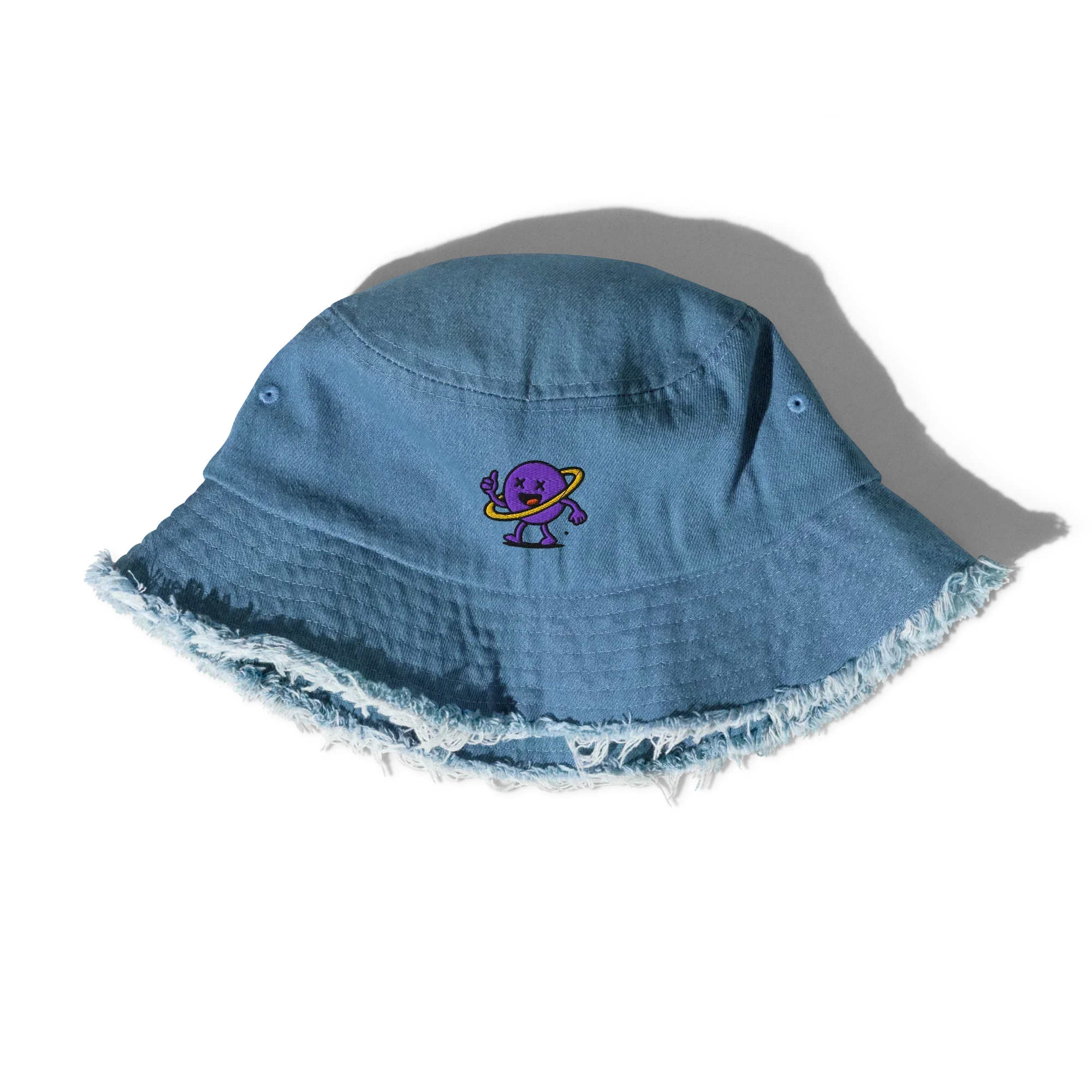 Sombrero bucket denim claro desgastado Doozy Headwear con borde deshilachado y logo morado