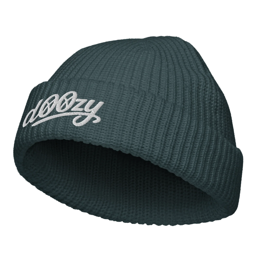 Gorro beanie azul petróleo Doozy Headwear con logo bordado, estilo pescador.
