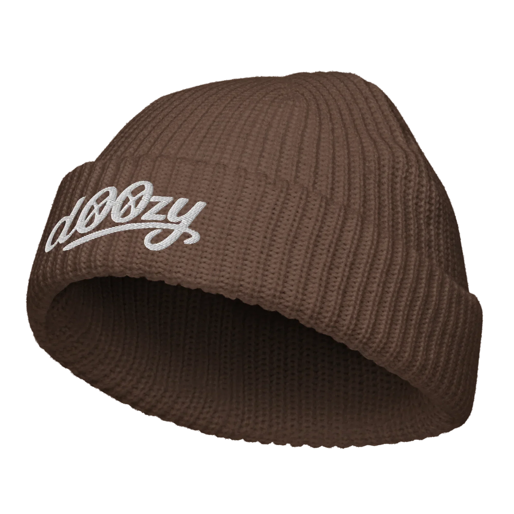 Gorro pescador marrón Doozy Headwear con logo bordado blanco, estilo urbano.