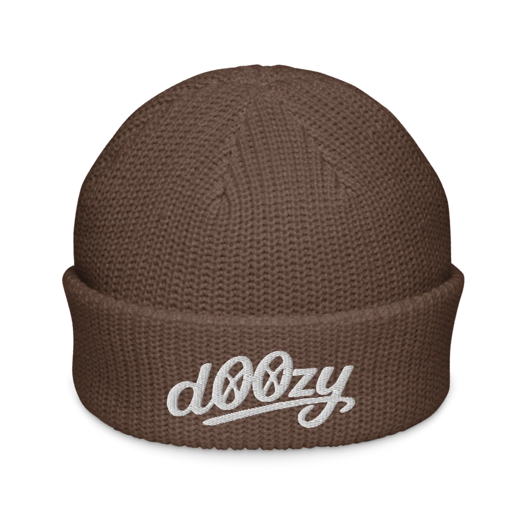 Gorro marinero marrón Doozy Headwear con logo bordado en blanco al frente, fondo negro.