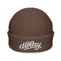 Gorro marinero marrón Doozy Headwear con logo bordado en blanco al frente, fondo negro.