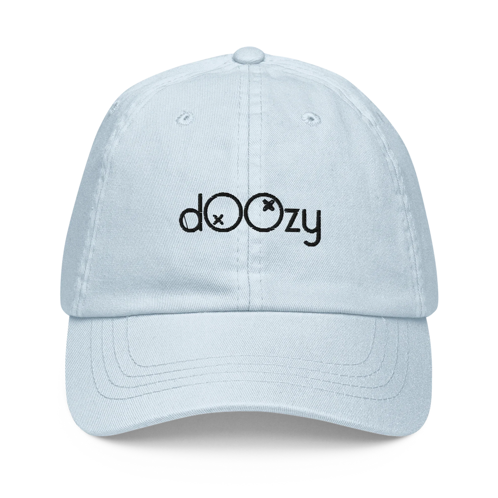 Gorra azul pastel Doozy Headwear de algodón, logo dOOzy bordado en negro, fondo negro