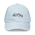 Gorra azul pastel Doozy Headwear de algodón, logo dOOzy bordado en negro, fondo negro