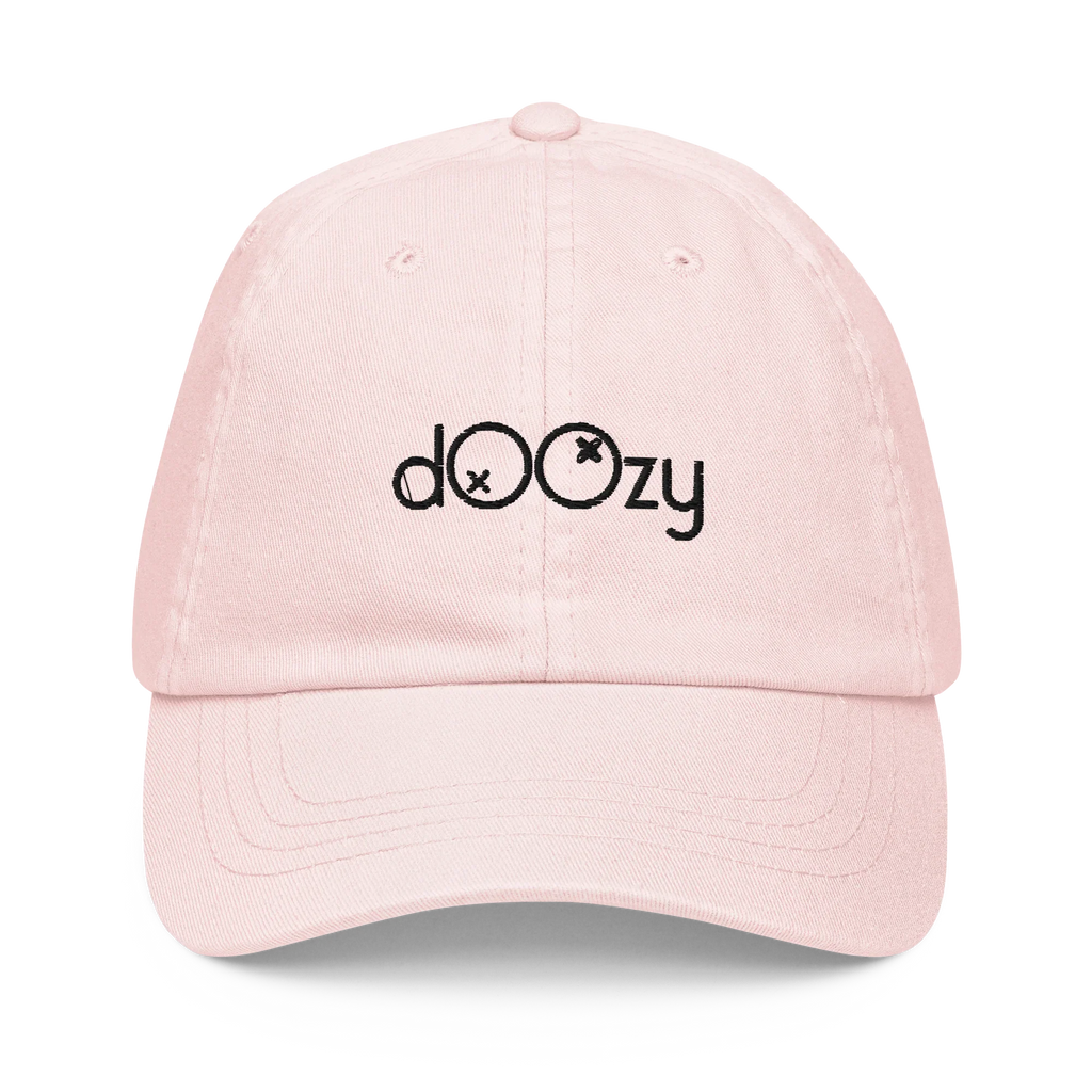 Gorra rosa pastel con logo doozy Headwear bordado en negro, estilo dOOzy marca oficial.