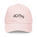 Gorra rosa pastel con logo doozy Headwear bordado en negro, estilo dOOzy marca oficial.