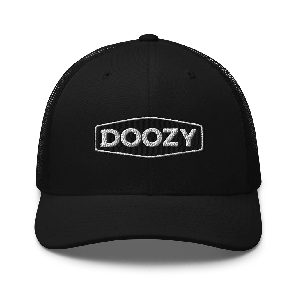 Gorra trucker retro negra Doozy Headwear con logo bordado blanco, estilo moderno