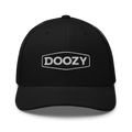 Gorra trucker retro negra Doozy Headwear con logo bordado blanco, estilo moderno
