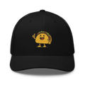Gorra trucker negra Doozy Headwear con dibujo de taco animado al frente, fondo negro.