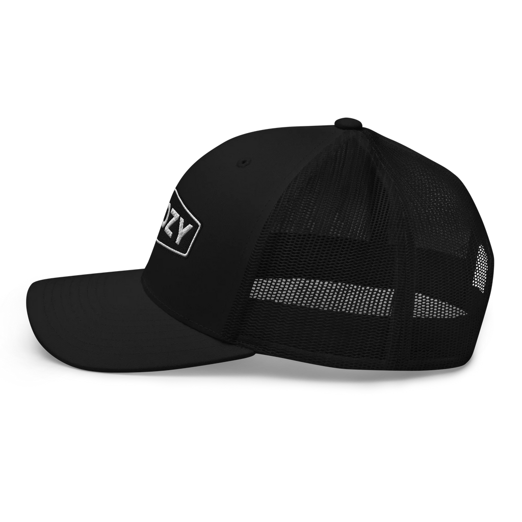 Gorra trucker negra retro Doozy Headwear con malla lateral y logo bordado en blanco