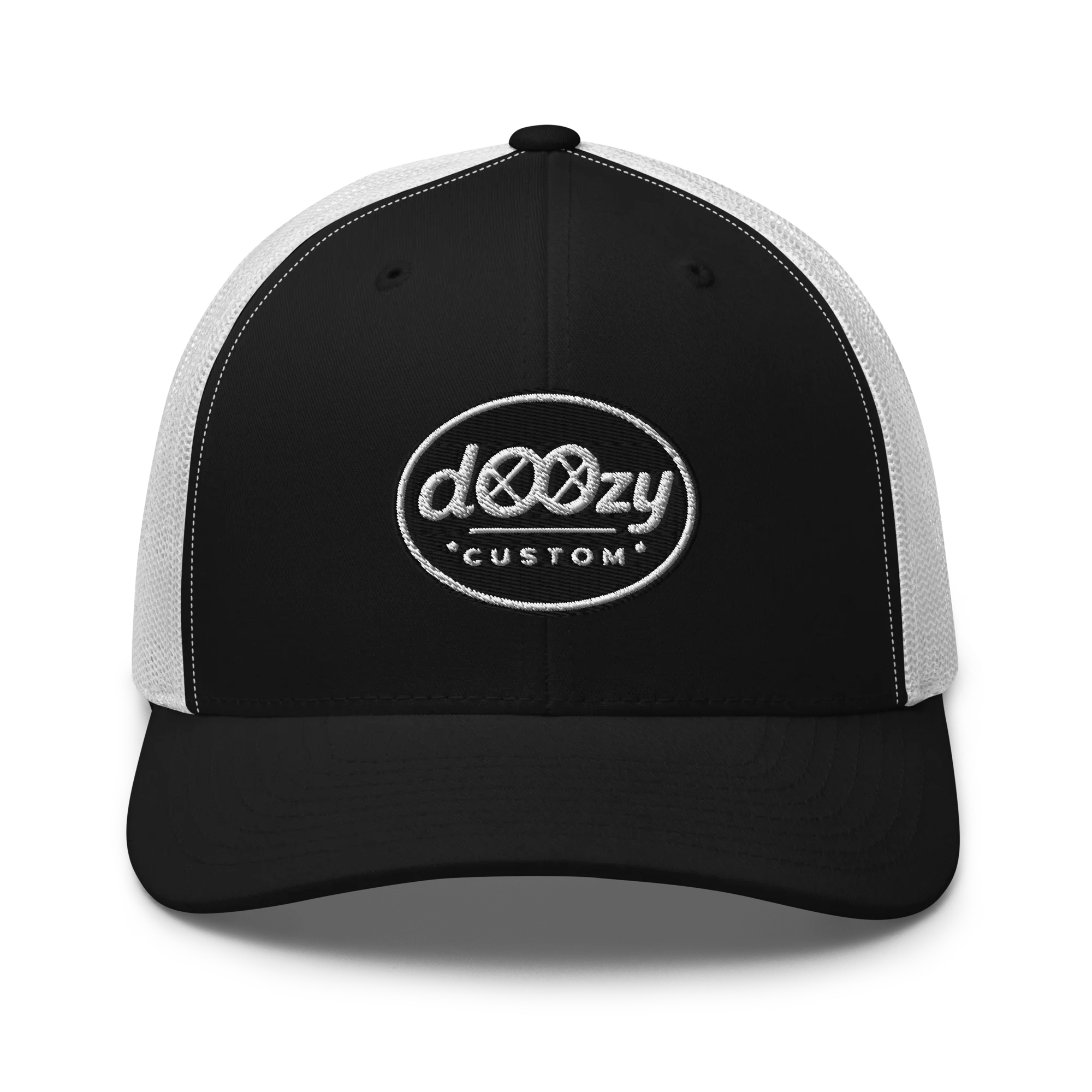 Gorra trucker retro negra y blanca Doozy Headwear con logo bordado dOOzy custom en frente.
