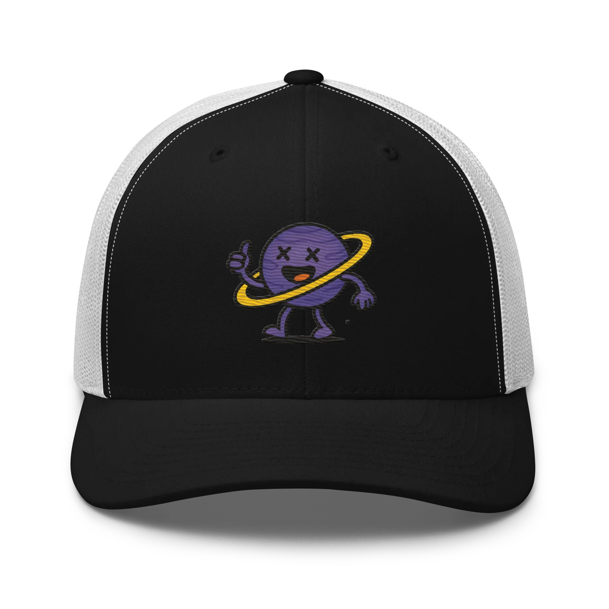 Gorra tipo trucker negra y blanca Doozy Headwear con dibujo de planeta púrpura y aro amarillo.