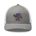 Gorra trucker gris y blanca Doozy Headwear, logo planeta púrpura bordado al frente.