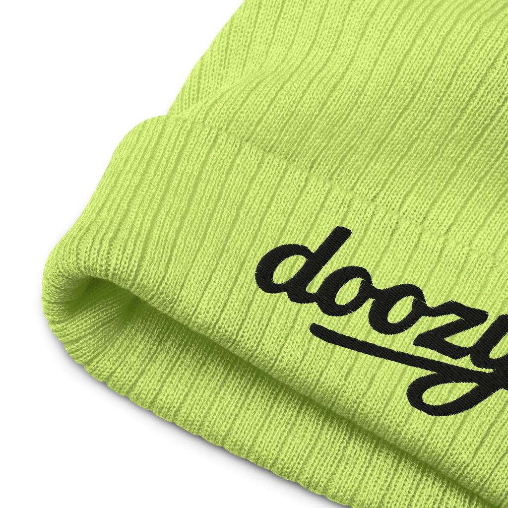 Gorro tejido acanalado verde ácido con logo Doozy bordado, moda urbana dOOzy brand