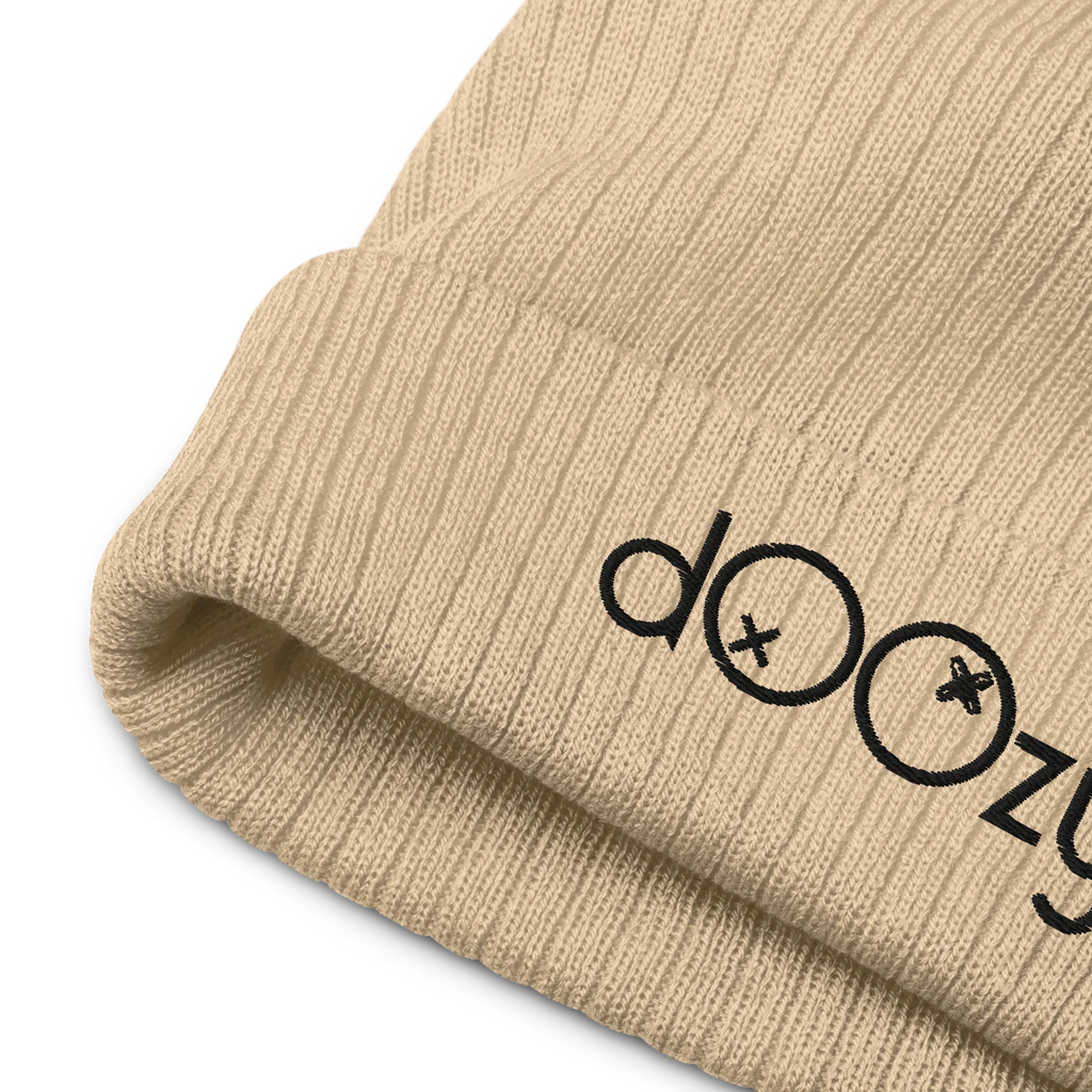 Gorro de punto beige acanalado con logo Doozy Headwear bordado en negro