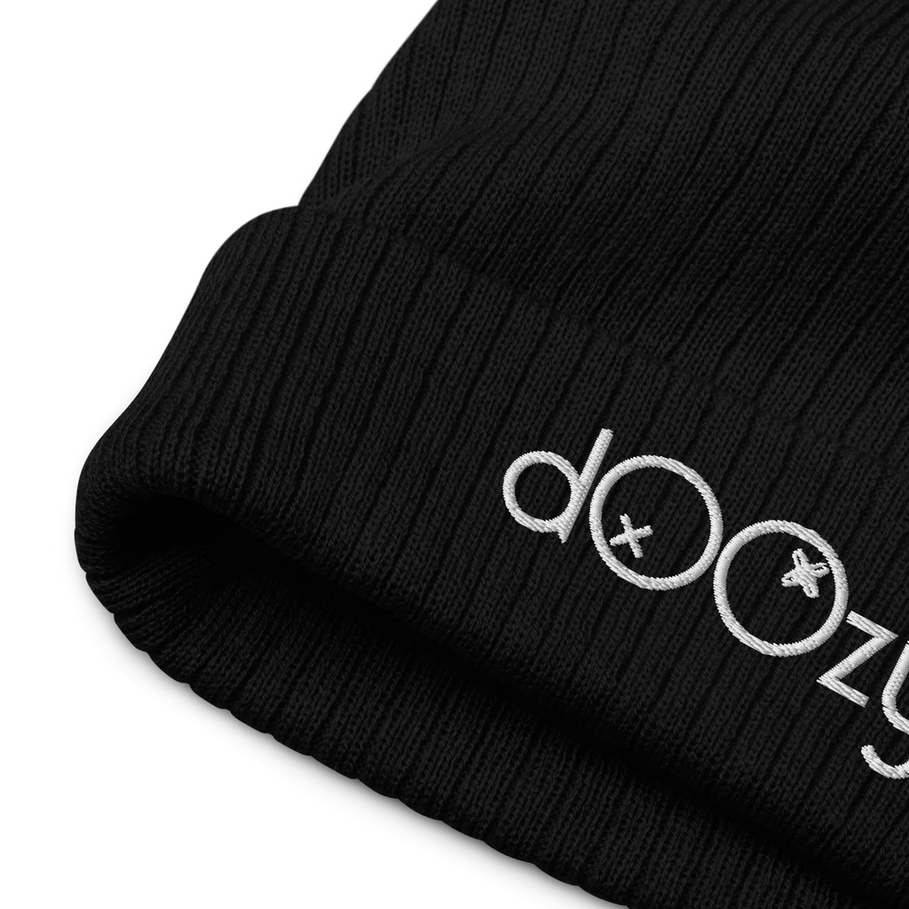 Gorro negro de punto acanalado con logo bordado doozy de Doozy Headwear