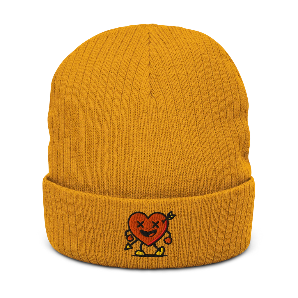 Gorro mostaza de punto Doozy Headwear con corazón bordado adelante, moda urbana.