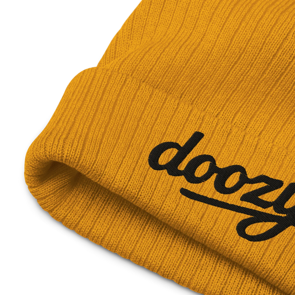 Gorro de punto canalé mostaza con logo doozy, Doozy Headwear, tienda oficial