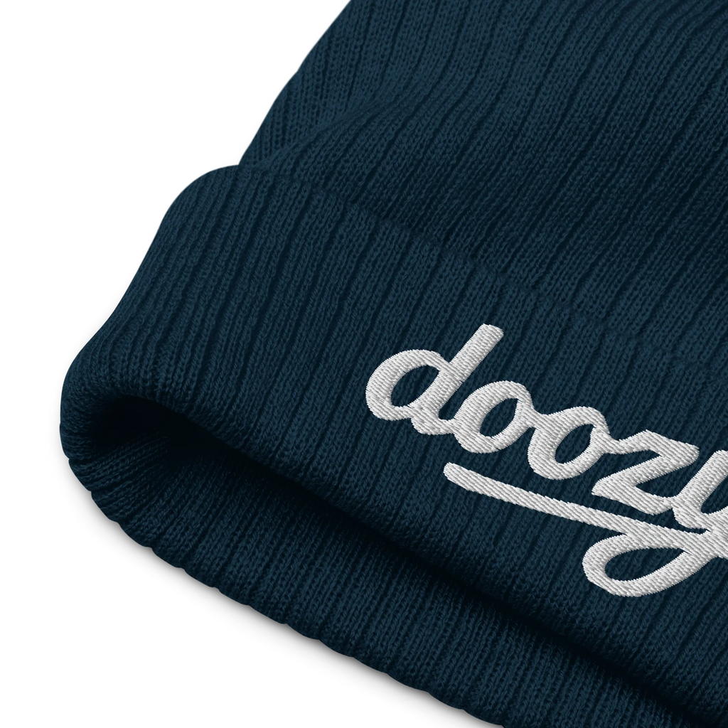 Gorro azul marino de punto acanalado Doozy Headwear con logo bordado en blanco