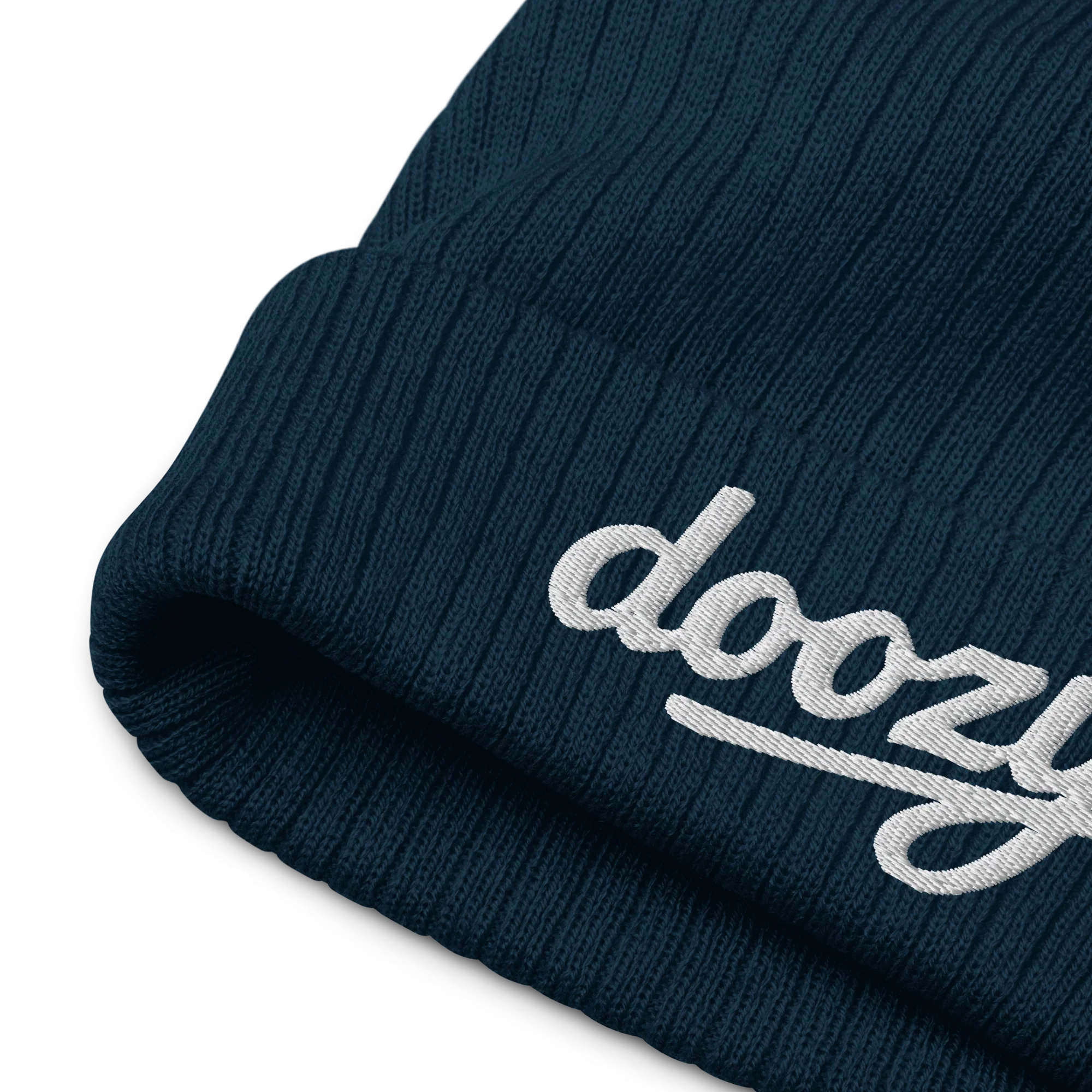 Gorro azul marino de punto acanalado Doozy Headwear con logo bordado en blanco
