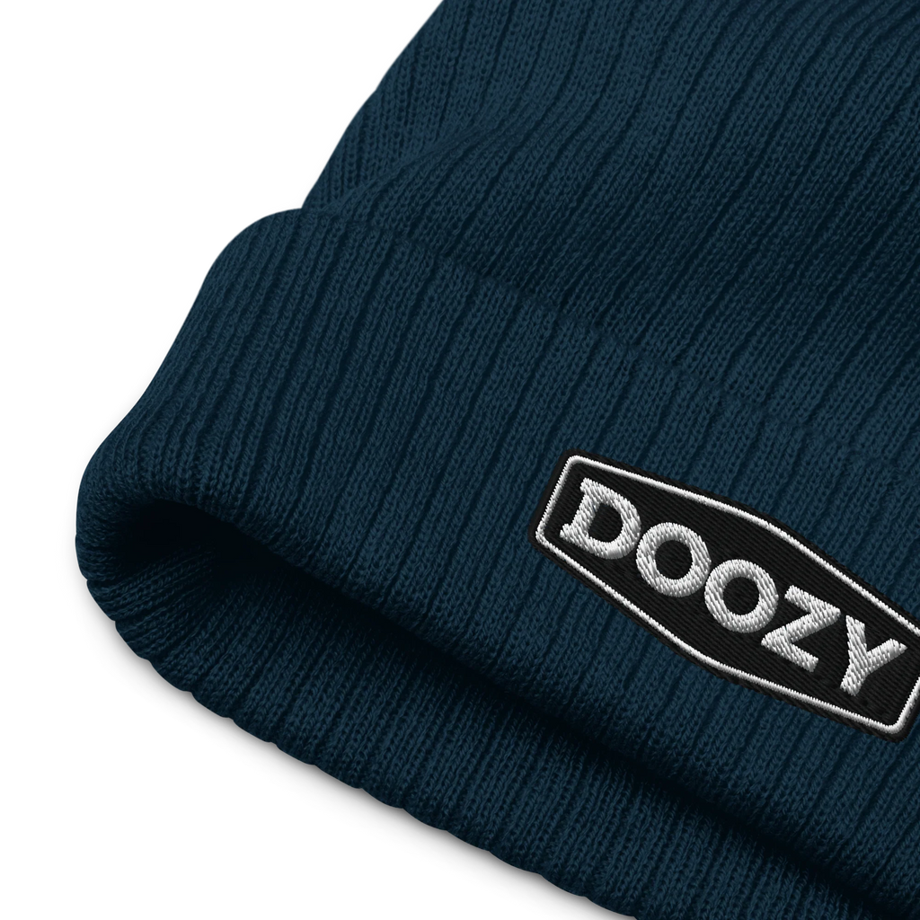 Gorro de punto acanalado azul marino Doozy Headwear con logo bordado
