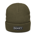 Gorro de punto canalé verde oliva Doozy Headwear con logo bordado al frente