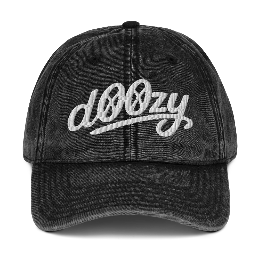 Gorra negra vintage Doozy Headwear con logo bordado blanco, estilo urbano y casual.