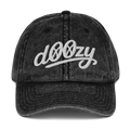 Gorra negra vintage Doozy Headwear con logo bordado blanco, estilo urbano y casual.