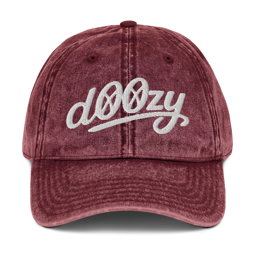 Gorra vintage burdeos Doozy Headwear con logo bordado dOOzy en blanco