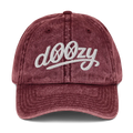 Gorra vintage burdeos Doozy Headwear con logo bordado dOOzy en blanco
