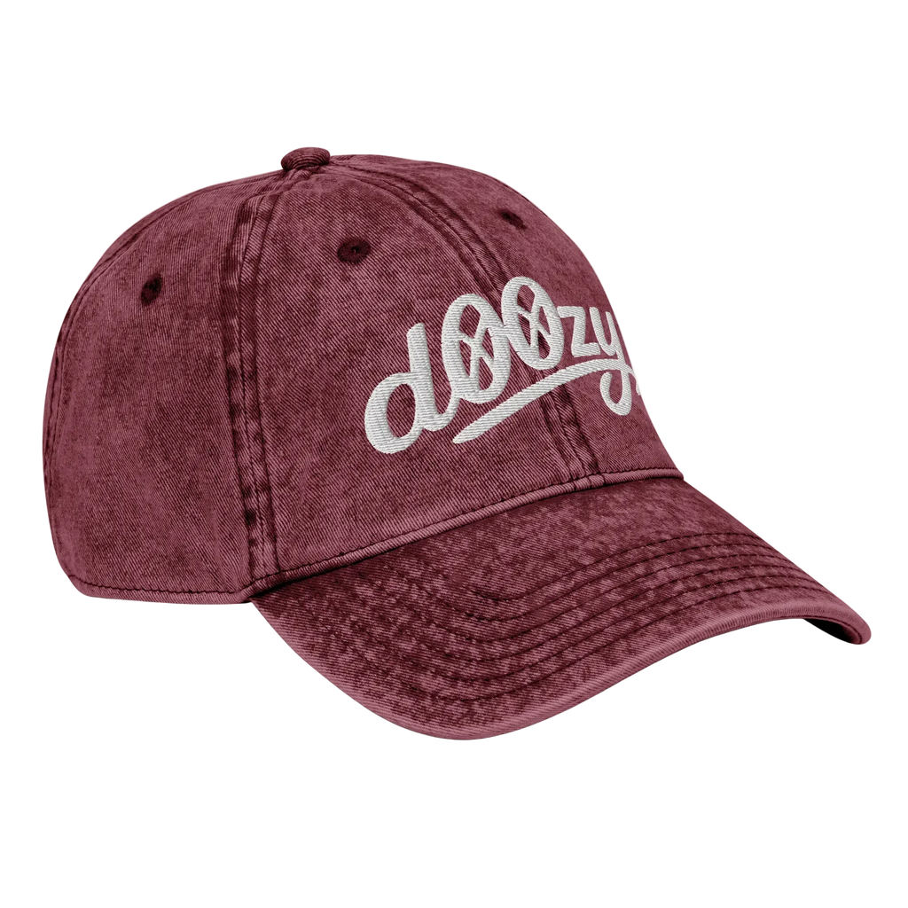 Gorra vintage burdeos Doozy Headwear con logo bordado blanco, estilo casual dOOzy brand