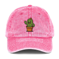Gorra vintage rosa con dibujo de cactus animado Doozy Headwear, frente, fondo negro.