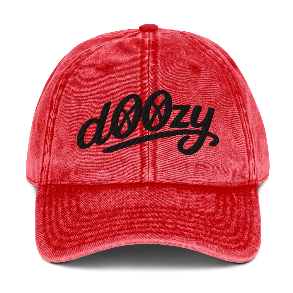 Gorra vintage roja Doozy Headwear con logo dOOzy en negro, estilo urbano y casual