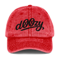 Gorra vintage roja Doozy Headwear con logo dOOzy en negro, estilo urbano y casual