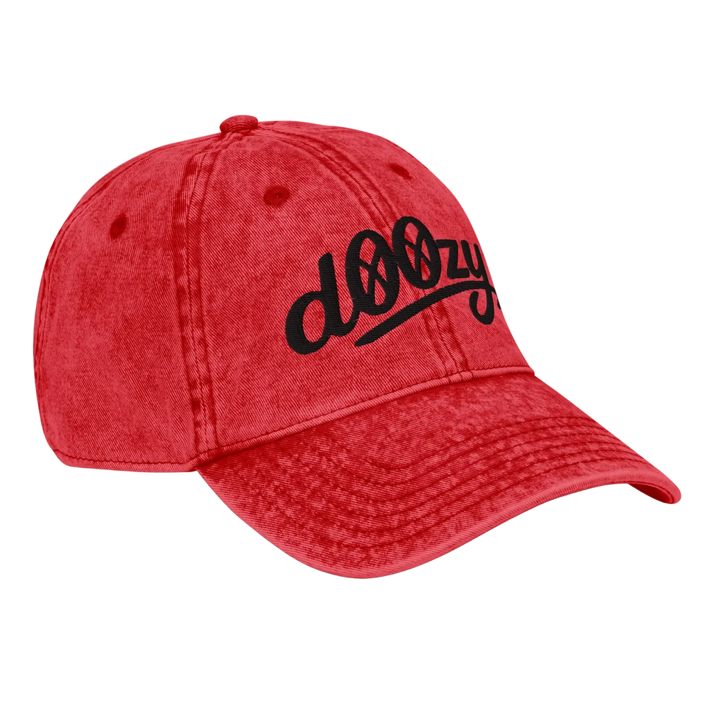 Gorra vintage roja Doozy Headwear con logo negro, estilo casual, vista derecha frontal